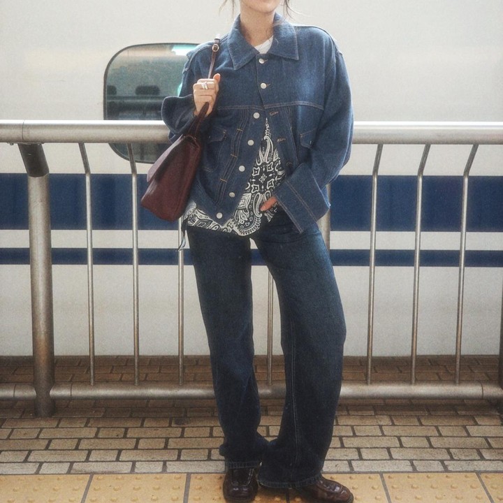 <p>Ingin tampil vintage? Coba saya gaya denim on denim seperti Raisa. Bunda bisa memadukannya dengan sepatu pantofel agar semakin klasik atau sneakers yang kasual. (Foto: Instagram @raisa6690)</p>