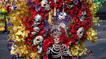 An Indonesian performer dressed in a HEAL (Humanity, Earth, and Life)-themed costume takes part in parade during the Jember Fashion Carnival in Jember, East Java island, on July 26, 2026. (Photo by Juni KRISWANTO / AFP)