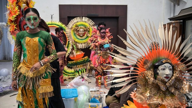 Indonesian performers prepare before taking part in a HEAL (Humanity, Earth, and Life)-themed parade during the Jember Fashion Carnival in Jember, East Java island, on July 26, 2026. (Photo by Juni KRISWANTO / AFP) / ìThe erroneous mention[s] appear