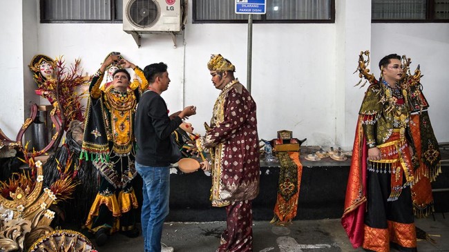 Indonesian performers prepare before taking part in a HEAL (Humanity, Earth, and Life)-themed parade during the Jember Fashion Carnival in Jember, East Java island, on July 26, 2026. (Photo by Juni KRISWANTO / AFP)