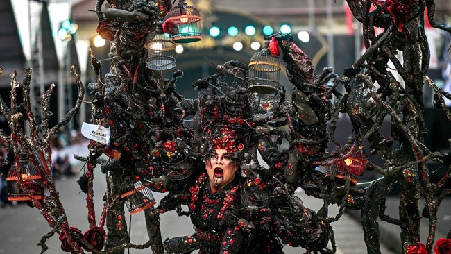 An Indonesian performer dressed in a HEAL (Humanity, Earth, and Life)-themed costume takes part in parade during the Jember Fashion Carnival in Jember, East Java island, on July 26, 2026. (Photo by Juni KRISWANTO / AFP)