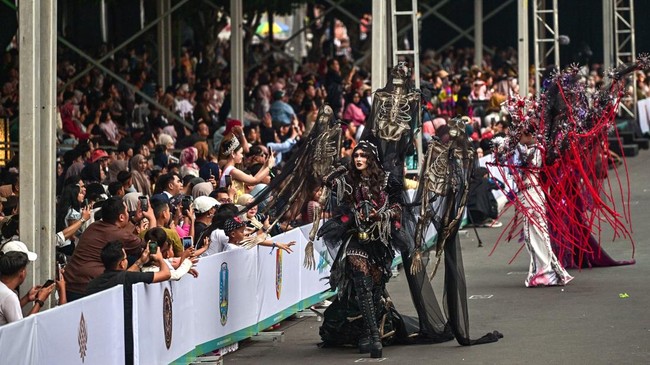 Indonesian performers dressed in HEAL (Humanity, Earth, and Life)-themed costumes take part in parade during the Jember Fashion Carnival in Jember, East Java island, on July 26, 2026. (Photo by Juni KRISWANTO / AFP)