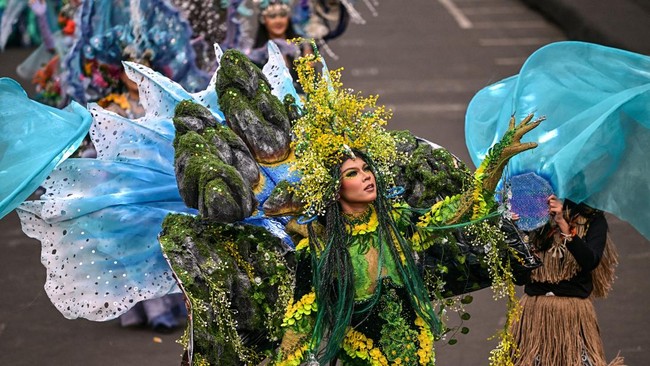 An Indonesian performer dressed in a HEAL (Humanity, Earth, and Life)-themed costume takes part in parade during the Jember Fashion Carnival in Jember, East Java island, on July 26, 2026. (Photo by Juni KRISWANTO / AFP)