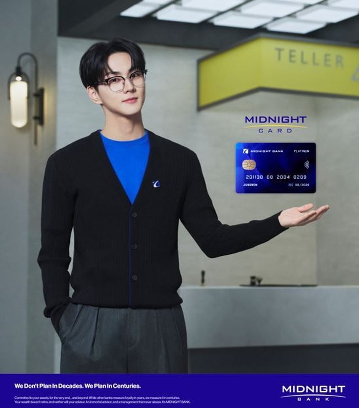 Jungwon bertransformasi sebagai manajer aset untuk MIDNIGHT BANK, sebuah bank virtual yang melayani kebutuhan para vampir. Dengan slogan yang tertera, sang leader siap melayani kebutuhan finansial makhluk abadi selama berabad-abad./ Foto: x.com/BELIFTLAB
