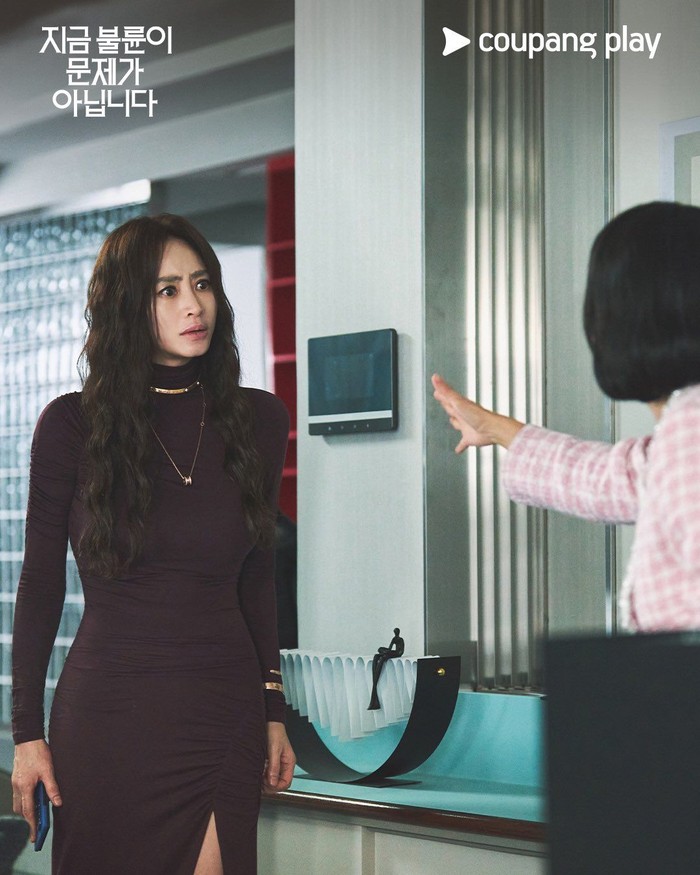 Kali ini, Kim Hye Soo akan bertransformasi sebagai CEO perusahaan desain interior sekaligus influencer glamour bernama Kyung Hee, yang haus kesuksesan dan popularitas./ Foto: instagram.com/coupangplay