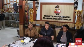 Polres Tabanan mengungkap sejumlah fakta terbaru terkait kasus pengeroyokan terhadap KD, terduga pencuri ayam yang berujung meninggal dunia di Banjar Dinas Juwuk Legi, Desa Batunya, Tabanan, Bali, Jumat (24/7).

Kapolres Tabanan, AKBP I Putu Bayu P