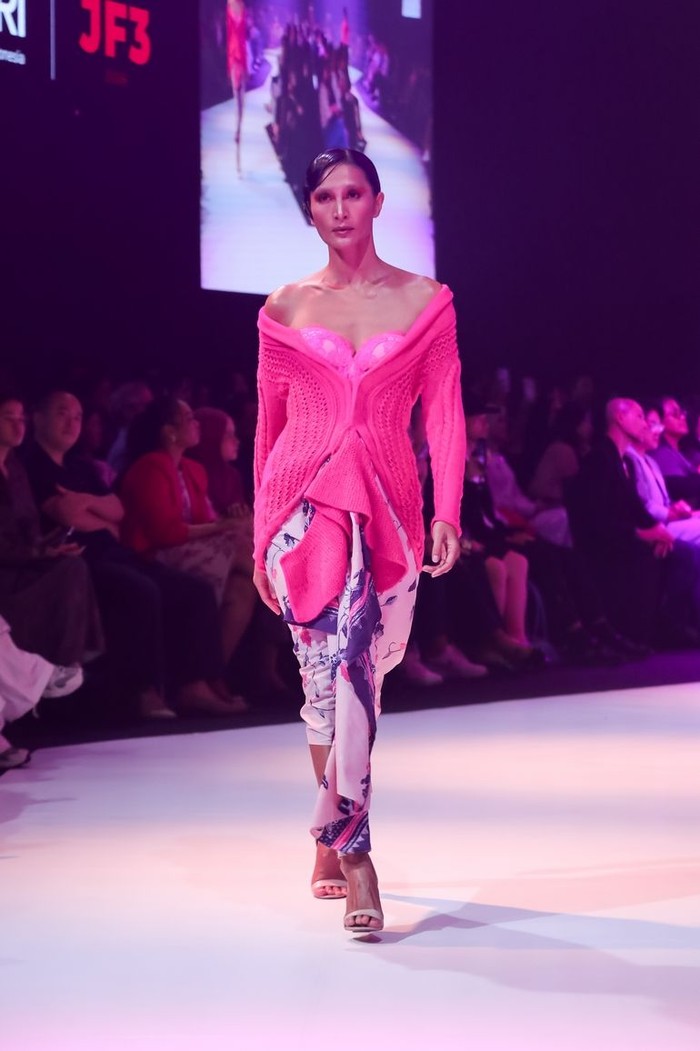 Kebaya rajut dalam koleksi Billy Tjong 
