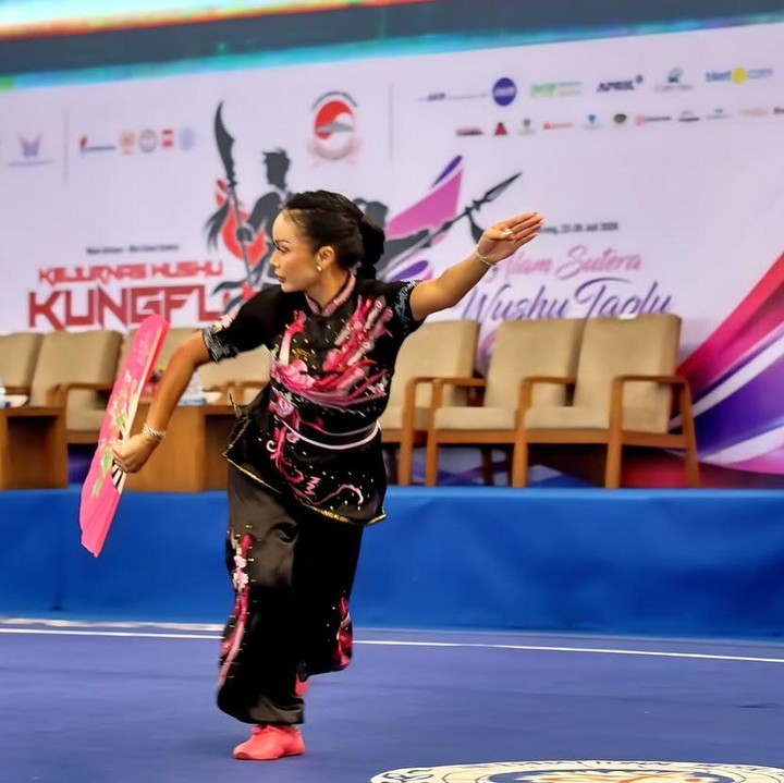 <p>Krisdayanti mengaku bahwa kompetisi ini begitu spesial baginya. Untuk itu, ia berterima kasih kepada pihak penyelenggara, termasuk pelatih dan para atlet. "Keikutsertaan saya di Kejurnas Wushu Kungfu 2026 bukan sekadar ajang kompetisi, tetapi partisipasi ruang tumbuh bagi lahirnya atlet-atlet masa depan Indonesia. Setiap latihan, setiap pertandingan, dan setiap proses adalah investasi untuk membangun karakter, disiplin, sportivitas, serta prestasi. Terima kasih kepada seluruh penyelenggara, pelatih, orang tua, dan para atlet yang terus menghidupkan semangat wushu di Tanah Air. Semoga kesempatan ini menjadi pijakan untuk melahirkan semakin banyak atlet nasional yang mampu mengharumkan nama Indonesia di panggung dunia. <em>Jiayou</em>!!" tulisnya. (Foto: Instagram @krisdayantilemos)</p>