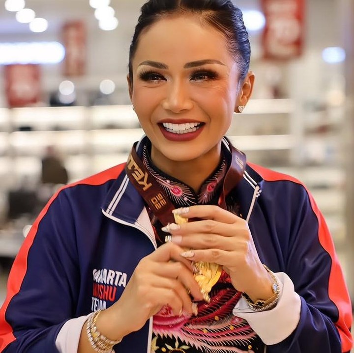 <p>Krisdayanti mendapatkan dua medali emas atau juara pertama di kompetisi ini, Bunda. Salah satu emas diperolehnya dari kategori group E female. "1st PLACE - SHANZI - GROUP E FEMALE dalam KEJUARAAN NASIONAL WUSHU KUNGFU TAHUN 2026, tanggal 22 - 26 Juli 2026 di Main Atrium Mal Alam Sutera, Tangerang, Banten," tulisnya di Instagram. (Foto: Instagram @krisdayantilemos)</p>