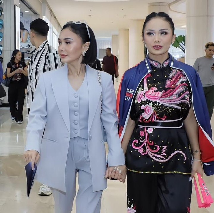 <p>Dalam unggahan di Instagram, Krisdayanti membagikan momen saat bertanding wushu. Selama kompetisi ini, Krisdayanti juga mendapat dukungan dari keluarganya. Sang penyanyi bertanding ditemani oleh ibunda dan kakaknya Yuni Shara. (Foto: Instagram @krisdayantilemos</p>