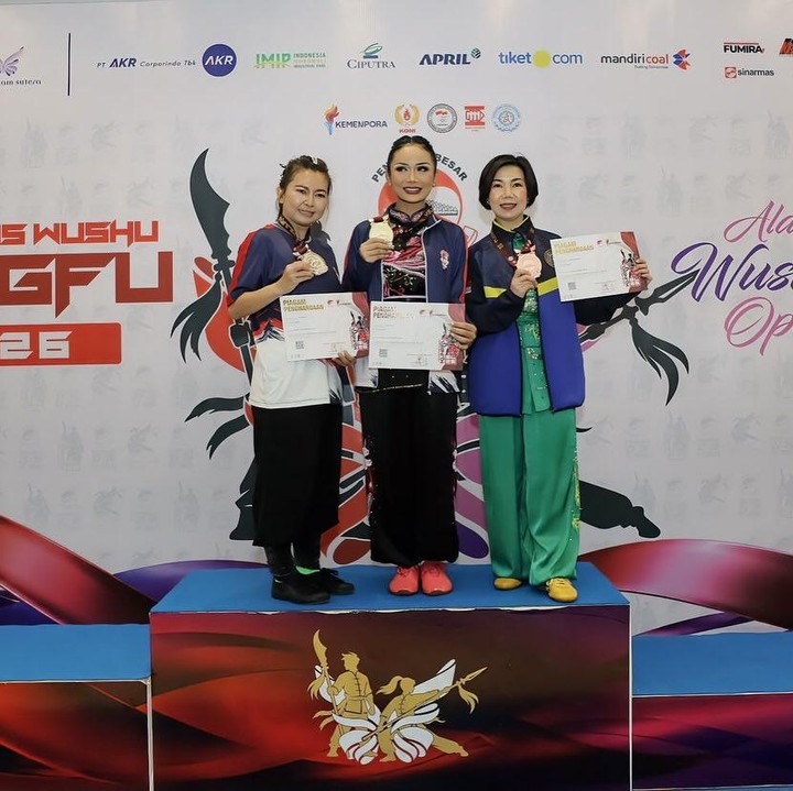 <p>Penyanyi Krisdayanti kembali menorehkan prestasi di cabang olahraga wushu. Bunda empat anak ini berhasil menjadi juara di Nasional Wushu Kungfu tahun 2026, yang digelar di Mal Alam Sutera, Tangerang, Banten, pada 22-26 Juli 2026. (Foto: Instagram @krisdayantilemos)</p>