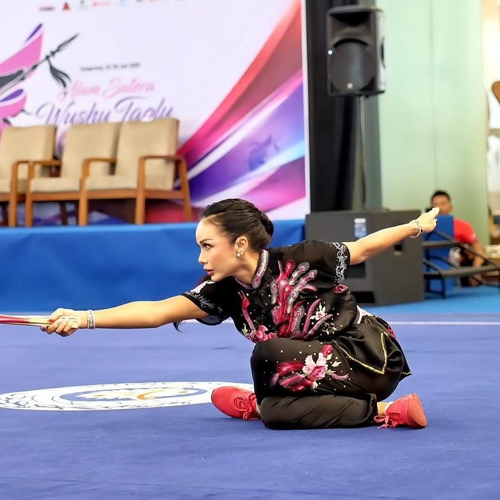 <p>Bukan kali ini saja Krisdayanti ikut serta dalam kejuaraan wushu, Bunda. Perempuan 51 tahun ini juga pernah menyabet medali perah di Women&rsquo;s Single Weapon Routines pada World Kungfu Championship 2025. Di sela kesibukannya bekerja, Krisdayanti memang selalu meluangkan waktu untuk latihan wushu, Bunda. (Foto: Instagram @krisdayantilemos)</p>