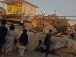 Laka Lagi di Gempol Pasuruan, Truk Muat Kertas Seruduk Beberapa Rumah