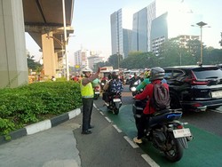 Senin Pagi, Lalin di Jl MT Haryono Arah Pancoran Macet