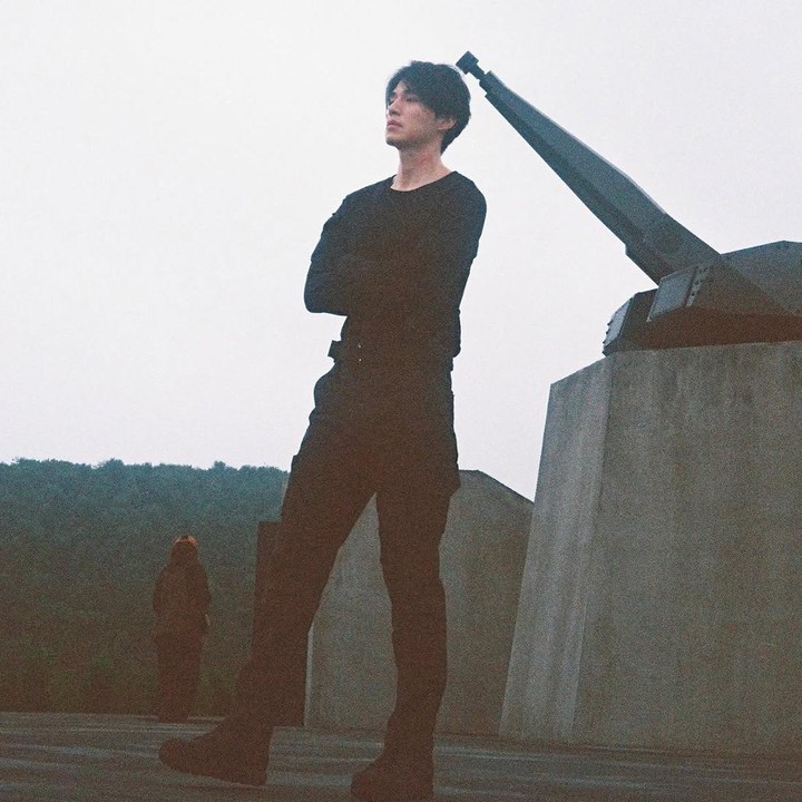 <p>Selain <em>A Shop for Killers</em>, Lee Dong Wook dikenal lewat drama populer di antaranya <em>Goblin, Touch Your Heart, Tale of the Nine Tailed, My Girl</em>, hingga <em>Bad and Crazy.</em> Lee Dong Wook memulai karier pada 1999. (foto: Dok. Instagram Lee Dong Wook)</p>