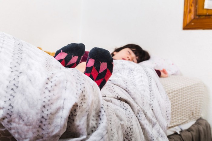 Manfaat tidur pakai kaus kaki menurut ahli