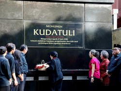 Megawati Tabur Bunga di Monumen Kudatuli, Berdoa untuk Para Korban