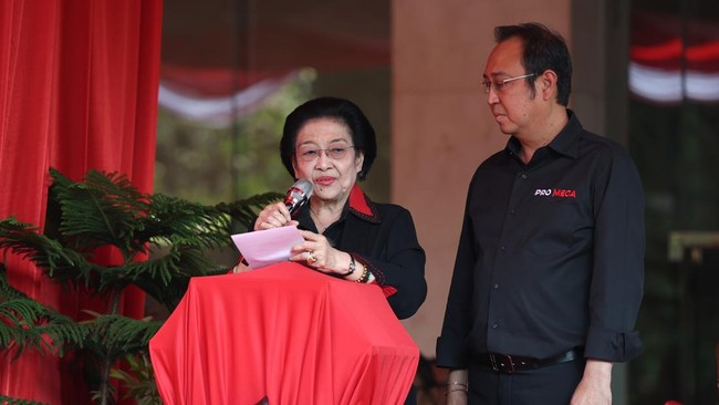 Ketua Umum PDIP, Megawati Soekarnoputri meresmikan monumen sejarah peristiwa kerusuhan 27 Juli atau biasa dikenal Kudatuli di kantor DPP PDIP, Menteng 58, Jakarta Pusat, Senin (27/7).