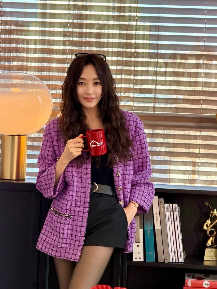 Namun, warganet dibuat terpukau dengan visual sang aktris yang tampak makin bersinar dan tubuhnya tetap bugar, meski telah menginjak usia 55 tahun, Beauties./ Foto: instagram.com/hs_kim_95