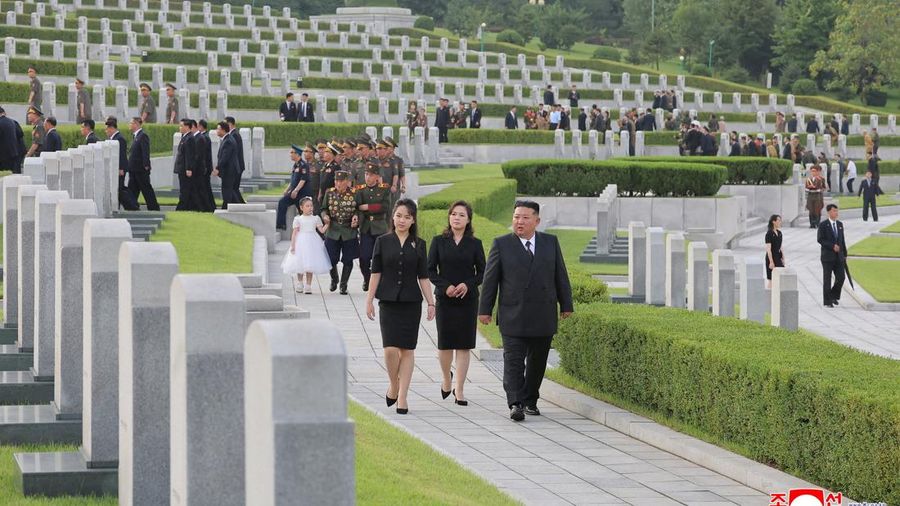 Pemimpin Korea Utara Kim Jong Un memperingati 73 tahun gencatan senjata Perang Korea dengan mengunjungi sejumlah monumen dan makam pahlawan perang pada Senin (27/7/2026). (via REUTERS/KCNA)