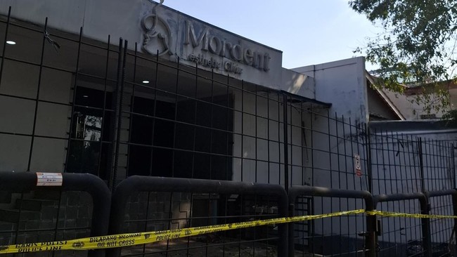 Polisi membawa sejumlah barang bukti dalam olah tempat kejadian perkara (TKP) di Klinik Mordent, Kebayoran Baru, Jakarta Selatan terkait kematian pria bernama Sutrimo.