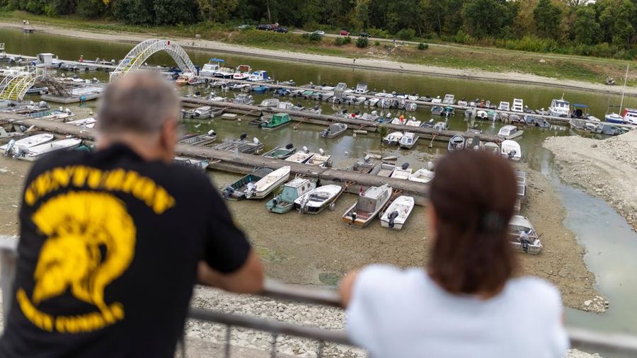 Orang-orang memandang marina dengan dasar sungai nan mengering di muara Sungai Danube saat permukaan air menurun selama cuaca panas berkepanjangan dan kondisi kering, di Apatin, Serbia, 26 Juli 2026.