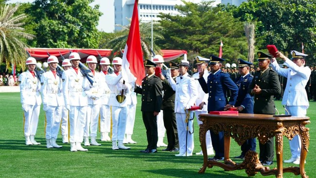 Panglima TNI melantik 734 Perwira Prajurit Karier TNI TA 2026 di Mabes TNI, Cilangkap, Jakarta Timur, Senin (27/7).