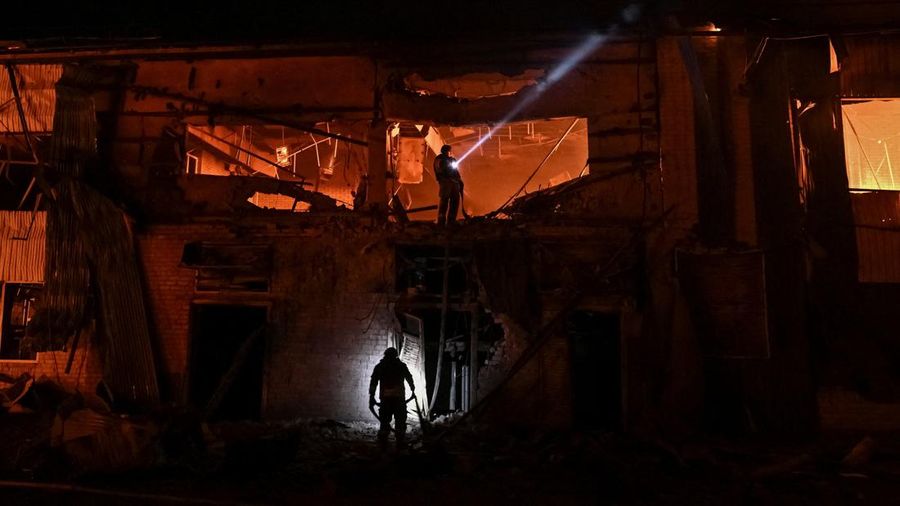 Para penyelamat bekerja di letak pasar pusat nan terkena serangan pesawat tak berawak Rusia, di tengah serangan Rusia terhadap Ukraina, di Zaporizhzhia, Ukraina, 25 Juli 2026.