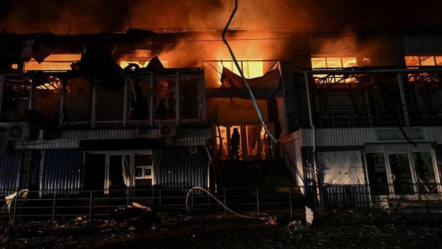 Para penyelamat bekerja di letak pasar pusat nan terkena serangan pesawat tak berawak Rusia, di tengah serangan Rusia terhadap Ukraina, di Zaporizhzhia, Ukraina, 25 Juli 2026.