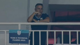 Pelatih Timnas Indonesia, John Herdman memantau pertandingan melawan Kamboja dari tribun Stadion Pakansari, Cibinong, Senin (27/7).