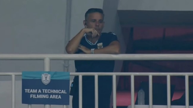Pelatih Timnas Indonesia, John Herdman memantau pertandingan melawan Kamboja dari tribun Stadion Pakansari, Cibinong, Senin (27/7).