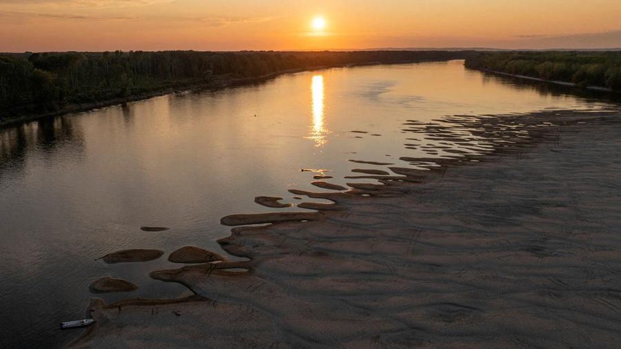 Pemandangan dari drone menunjukkan gundukan pasir nan baru muncul di Sungai Danube saat mentari terbenam, ketika permukaan air menurun di tengah cuaca panas berkepanjangan dan kondisi kering, di Apatin, Serbia, 26 Juli 2026.