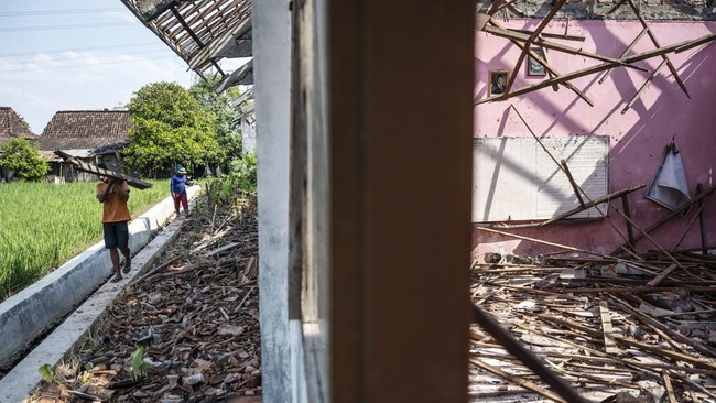 Pekerja memindahkan material bangunan pada proyek revitalisasi SD Negeri Tanggirejo di Tegowanu, Grobogan, Jawa Tengah, Senin (27/7/2026). Pemerintah merevitalisasi SD Negeri Tanggirejo melalui Program Revitalisasi Satuan Pendidikan setelah bangunan