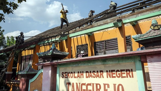 Pekerja menyelesaikan proyek revitalisasi SD Negeri Tanggirejo di Tegowanu, Grobogan, Jawa Tengah, Senin (27/7/2026). Pemerintah merevitalisasi SD Negeri Tanggirejo melalui Program Revitalisasi Satuan Pendidikan setelah bangunan sekolah mengalami ker