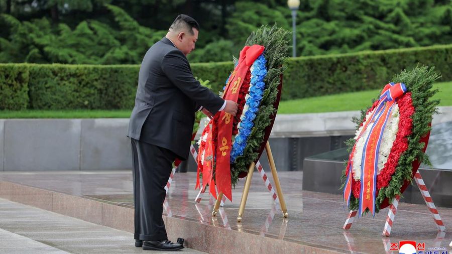 Pemimpin Korea Utara Kim Jong Un memperingati 73 tahun gencatan senjata Perang Korea dengan mengunjungi sejumlah monumen dan makam pahlawan perang pada Senin (27/7/2026). (via REUTERS/KCNA)