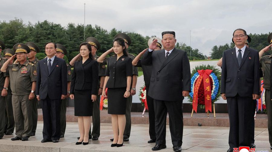 Pemimpin Korea Utara Kim Jong Un memperingati 73 tahun gencatan senjata Perang Korea dengan mengunjungi sejumlah monumen dan makam pahlawan perang pada Senin (27/7/2026). (via REUTERS/KCNA)