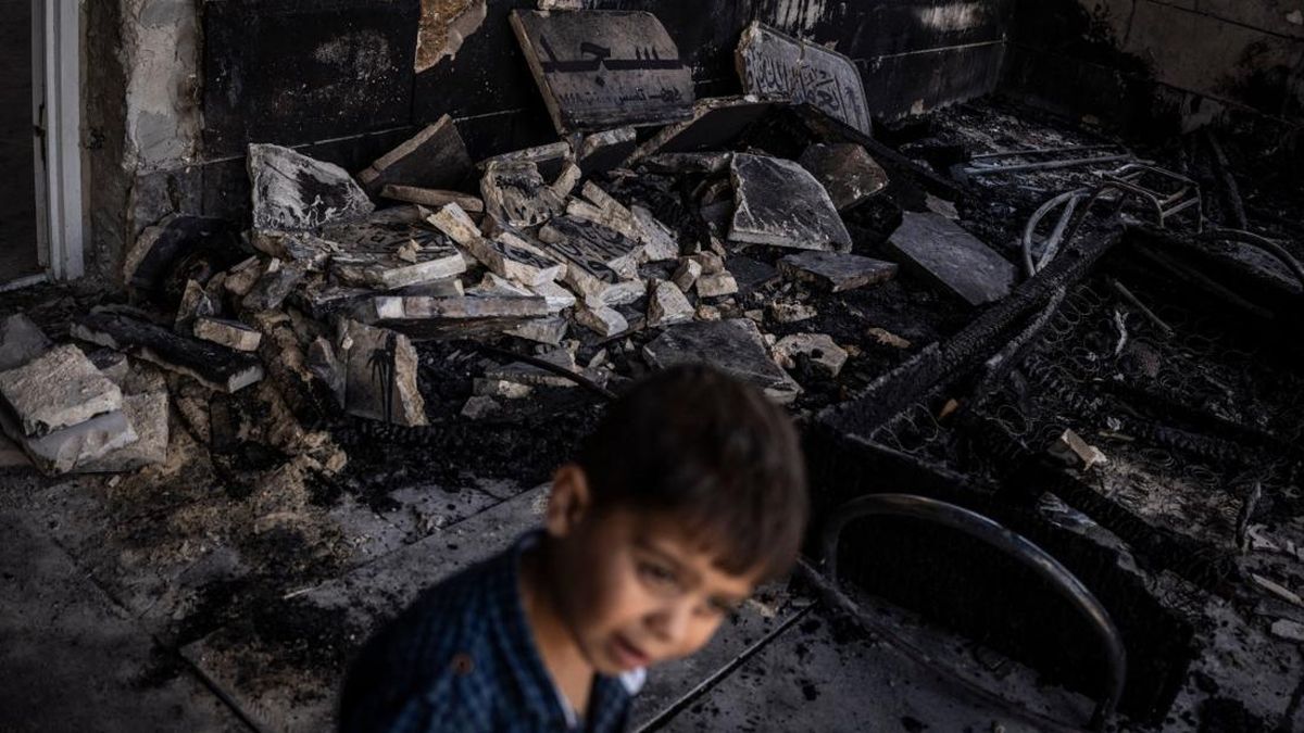 FOTO: Pemukim Israel Kembali Bakar Masjid di Tepi Barat