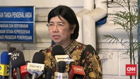 Penjabat Gubernur Bank Indonesia (BI) Destry Damayanti meminta pelaku pasar tidak panik menyusul pengunduran diri Perry Warjiyo sebagai gubernur BI.