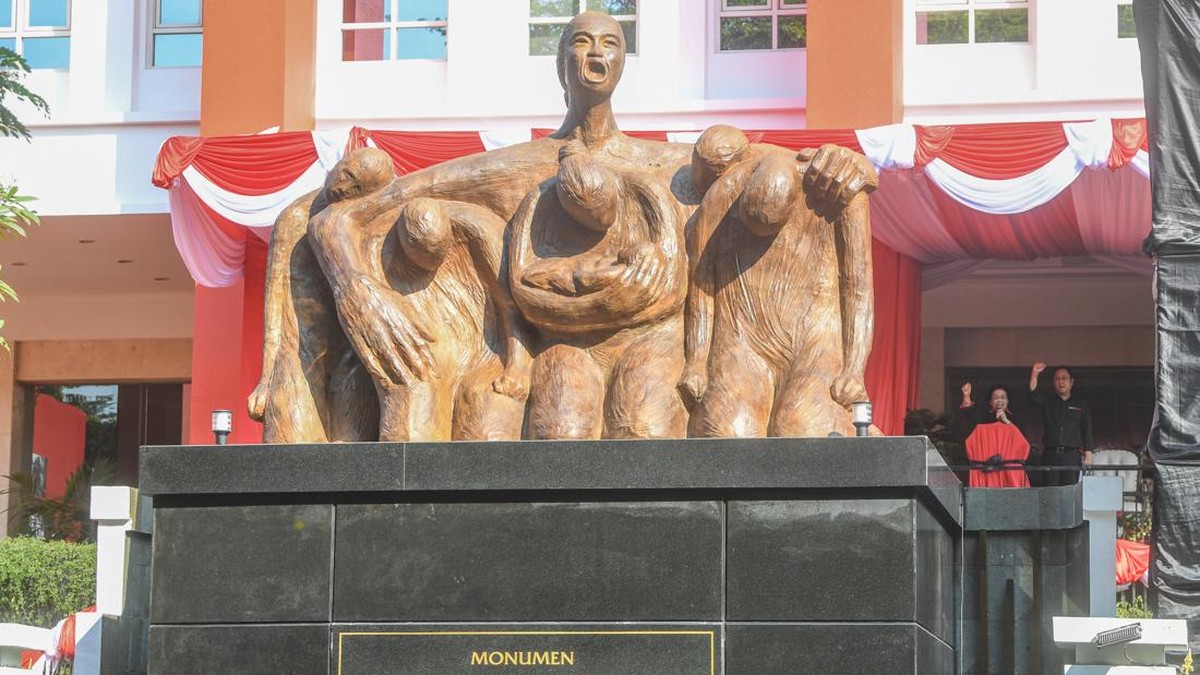 Ketua Umum DPP PDI Perjuangan (PDIP) Megawati Soekarnoputri meresmikan Monumen Kudatuli