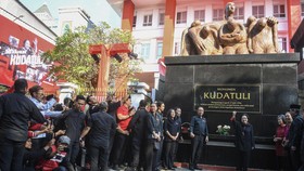 Ketua Umum DPP PDI Perjuangan (PDIP) Megawati Soekarnoputri meresmikan Monumen Kudatuli