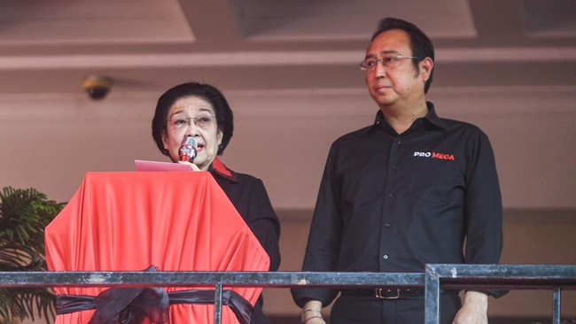 Ketua Umum DPP PDI Perjuangan (PDIP) Megawati Soekarnoputri meresmikan Monumen Kudatuli