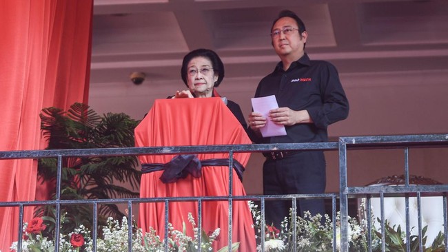 Ketua Umum DPP PDI Perjuangan (PDIP) Megawati Soekarnoputri meresmikan Monumen Kudatuli