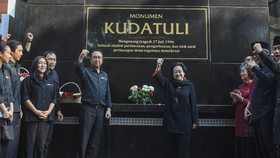 Ketua Umum  PDIP Megawati Soekarnoputri meresmikan Monumen Kudatuli, Jakarta, Senin (27/7/2026).