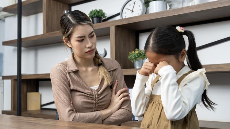 Perlukah Orang Tua Minta Maaf setelah Memarahi Anak&quest; Ini Kata Psikolog
