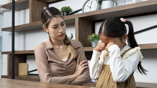 Perlukah Orang Tua Minta Maaf Setelah Memarahi Anak? Ini Kata Psikolog