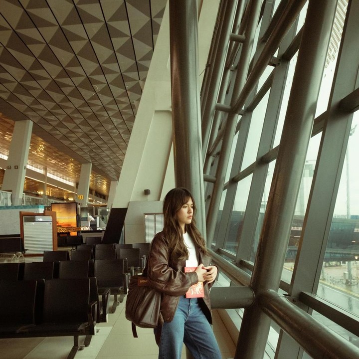 <p>Perpaduan celana jeans dan jaket kulit memang tidak pernah salah. Bunda bisa meniru gaya Raisa saat di bandara yang akan membuat perjalanan tetap nyaman walau duduk lama di dalam pesawat. (Foto: Instagram @raisa6690)</p>