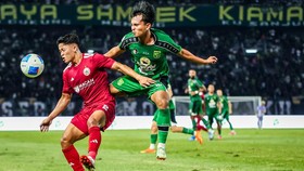 Pesepak bola Persebaya Surabaya Ricky Pratama (kanan) berebut bola dengan pesepak bola Persija Jakarta Rio Fahmi (kiri) saat pertandingan Grup B Piala Presiden 2026 di Stadion Gelora Bung Tomo, Surabaya, Jawa Timur, Minggu (26/7/2026). Persebaya Sura