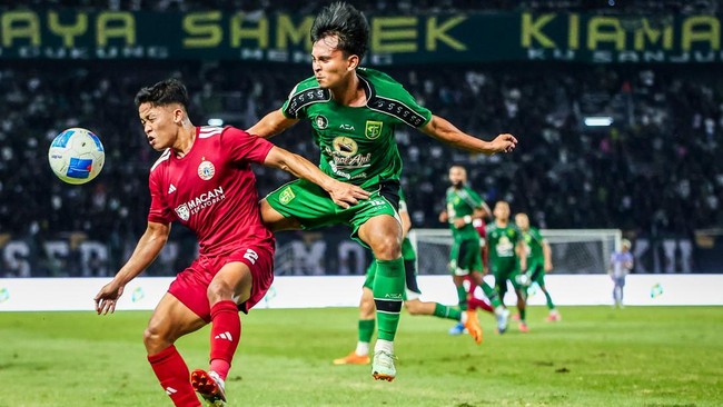 Pesepak bola Persebaya Surabaya Ricky Pratama (kanan) berebut bola dengan pesepak bola Persija Jakarta Rio Fahmi (kiri) saat pertandingan Grup B Piala Presiden 2026 di Stadion Gelora Bung Tomo, Surabaya, Jawa Timur, Minggu (26/7/2026). Persebaya Sura