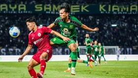 Pesepak bola Persebaya Surabaya Ricky Pratama (kanan) berebut bola dengan pesepak bola Persija Jakarta Rio Fahmi (kiri) saat pertandingan Grup B Piala Presiden 2026 di Stadion Gelora Bung Tomo, Surabaya, Jawa Timur, Minggu (26/7/2026). Persebaya Sura