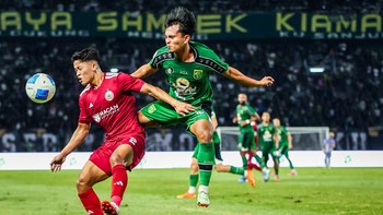 Pesepak bola Persebaya Surabaya Ricky Pratama (kanan) berebut bola dengan pesepak bola Persija Jakarta Rio Fahmi (kiri) saat pertandingan Grup B Piala Presiden 2026 di Stadion Gelora Bung Tomo, Surabaya, Jawa Timur, Minggu (26/7/2026). Persebaya Sura